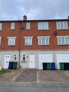 Spacious, Sleeps 14, 3 bathrooms, Central, Parking, Grimsby